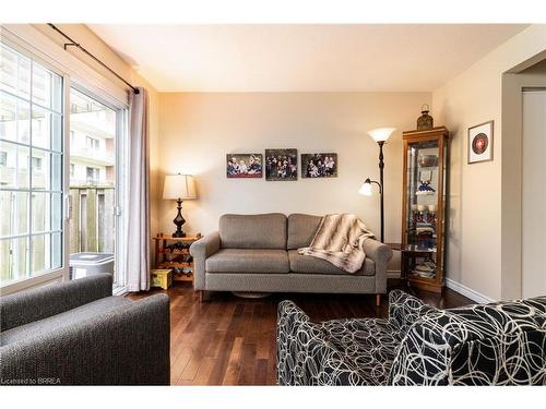 667B West Street, Brantford, ON - Indoor Photo Showing Living Room