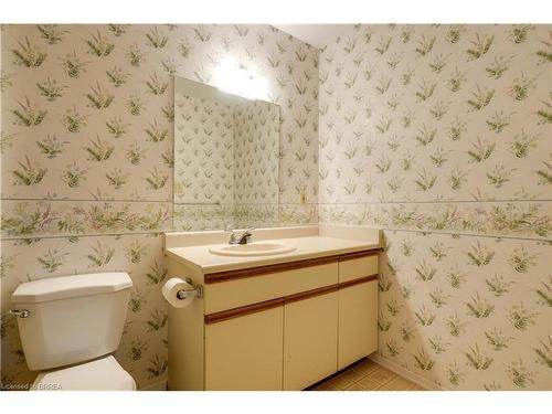 301-421 Fairview Drive, Brantford, ON - Indoor Photo Showing Bathroom