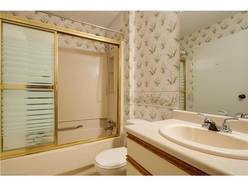 301-421 Fairview Drive, Brantford, ON - Indoor Photo Showing Bathroom