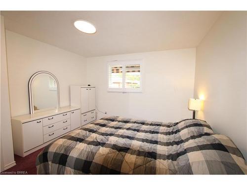 17-20 Courtland Drive, Brantford, ON - Indoor Photo Showing Bedroom