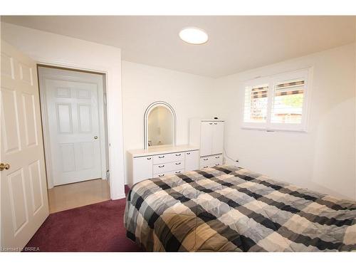 17-20 Courtland Drive, Brantford, ON - Indoor Photo Showing Bedroom