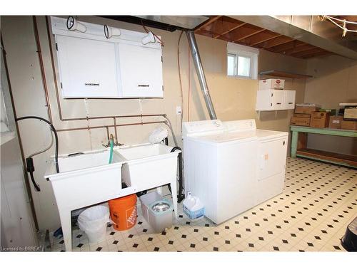 17-20 Courtland Drive, Brantford, ON - Indoor Photo Showing Laundry Room