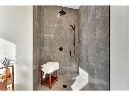 564 Mount Pleasant Road, Brantford, ON - Indoor Photo Showing Bathroom