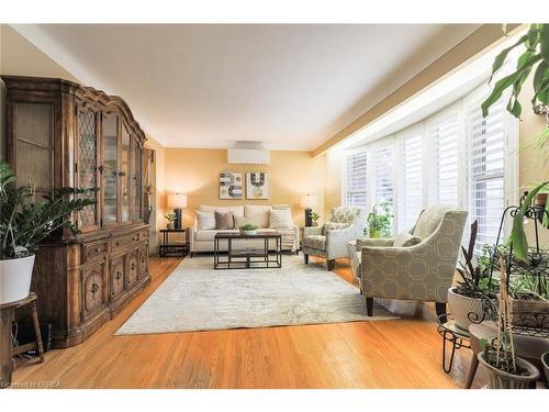 36 Mohawk Drive, St. Catharines, ON - Indoor Photo Showing Living Room