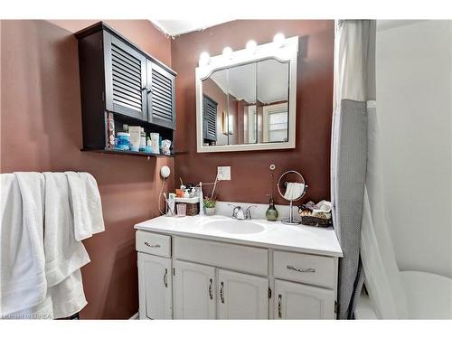 275 Grand River Avenue, Brantford, ON - Indoor Photo Showing Bathroom