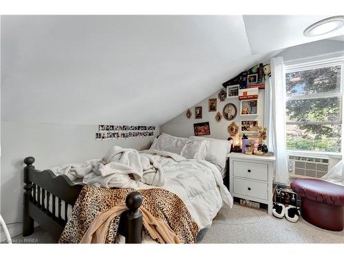 275 Grand River Avenue, Brantford, ON - Indoor Photo Showing Bedroom