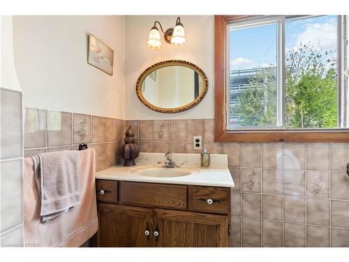 31 Lawrence Street, Brantford, ON - Indoor Photo Showing Bathroom