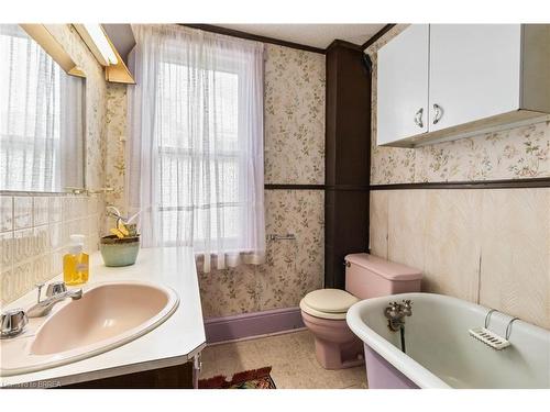 31 Lawrence Street, Brantford, ON - Indoor Photo Showing Bathroom