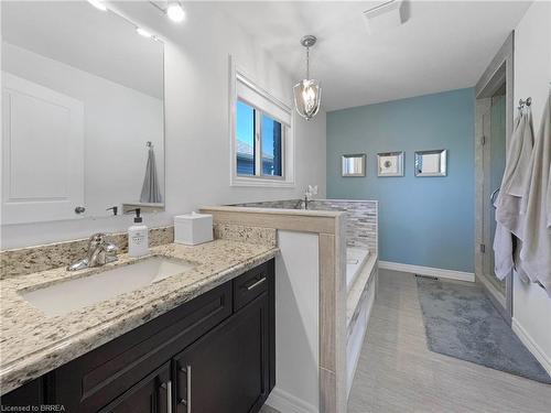 3 Heath Street, Brantford, ON - Indoor Photo Showing Bathroom