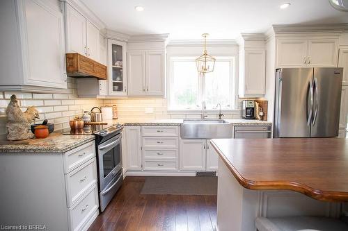 92 Highland Drive, Brantford, ON - Indoor Photo Showing Kitchen With Upgraded Kitchen