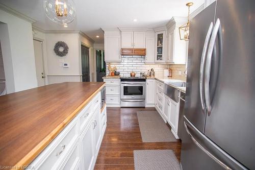 92 Highland Drive, Brantford, ON - Indoor Photo Showing Kitchen With Upgraded Kitchen