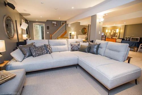92 Highland Drive, Brantford, ON - Indoor Photo Showing Living Room