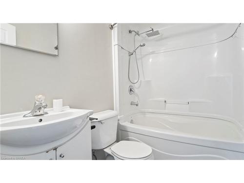 #3-994 Colborne Street E, Brantford, ON - Indoor Photo Showing Bathroom