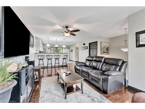 45 Brewster Way, Brantford, ON - Indoor Photo Showing Living Room