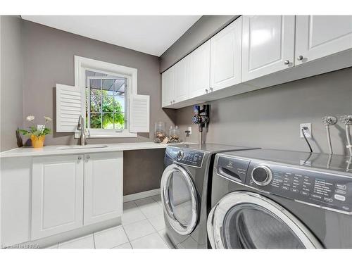 25 Russell Crescent, St. George, ON - Indoor Photo Showing Laundry Room