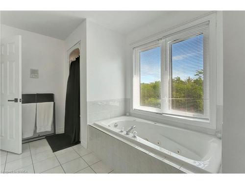 25 Russell Crescent, St. George, ON - Indoor Photo Showing Bathroom