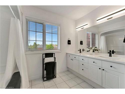 25 Russell Crescent, St. George, ON - Indoor Photo Showing Bathroom