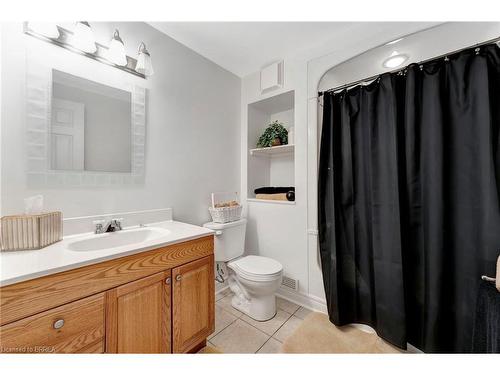 25 Russell Crescent, St. George, ON - Indoor Photo Showing Bathroom