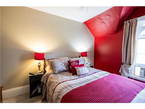 236 Darling Street, Brantford, ON - Indoor Photo Showing Bedroom