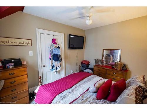 236 Darling Street, Brantford, ON - Indoor Photo Showing Bedroom