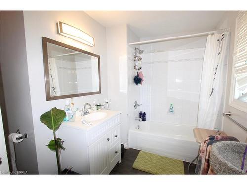 122 Chatham Street, Brantford, ON - Indoor Photo Showing Bathroom