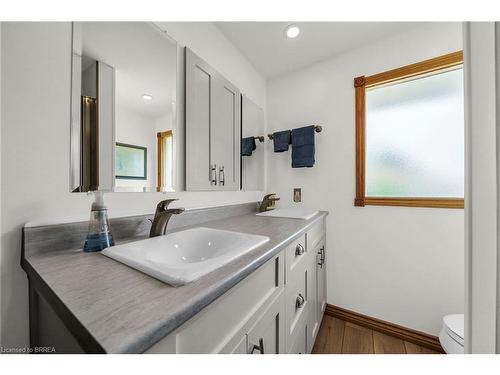33 Marshall Street, Brantford, ON - Indoor Photo Showing Bathroom