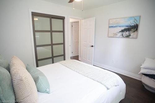 29 Ashgrove Avenue, Brantford, ON - Indoor Photo Showing Bedroom