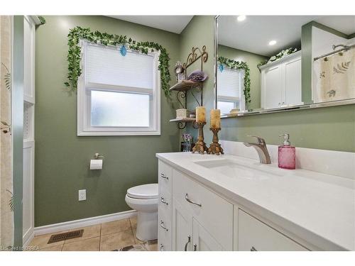 10 Willowdale Street, Brantford, ON - Indoor Photo Showing Bathroom