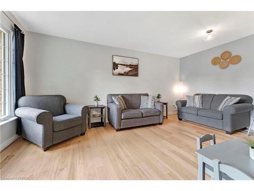 26 Centennial Avenue, Tillsonburg, ON - Indoor Photo Showing Living Room