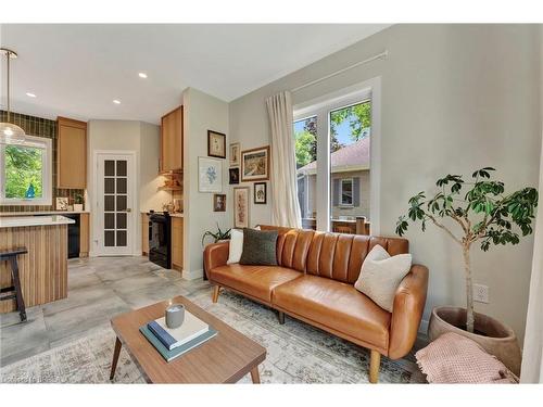 21 North Street, Aylmer, ON - Indoor Photo Showing Living Room