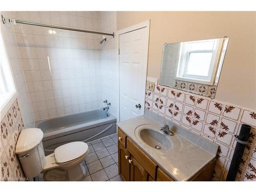 118 Albion Street, Brantford, ON - Indoor Photo Showing Bathroom