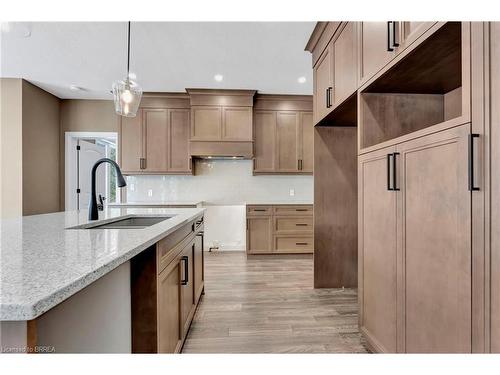 19-68 Cedar Street, Paris, ON - Indoor Photo Showing Kitchen With Upgraded Kitchen