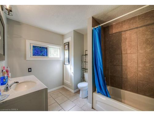 16 Simpson Street, Brantford, ON - Indoor Photo Showing Bathroom