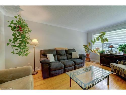 28 Allanton Boulevard, Brantford, ON - Indoor Photo Showing Living Room