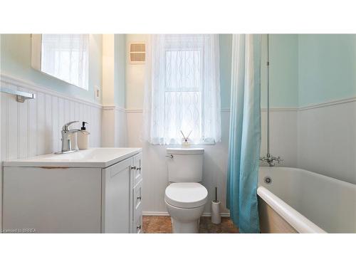 52 Province Street N, Hamilton, ON - Indoor Photo Showing Bathroom
