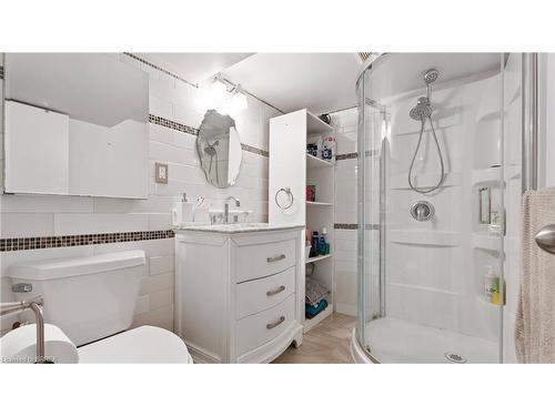 52 Province Street N, Hamilton, ON - Indoor Photo Showing Bathroom