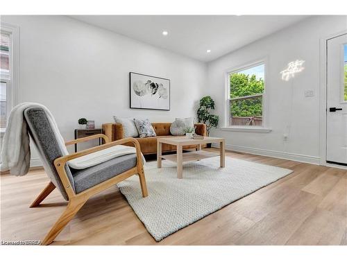 321 Sheridan Street, Brantford, ON - Indoor Photo Showing Living Room