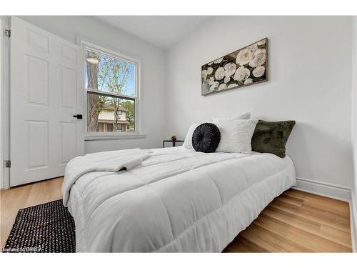 321 Sheridan Street, Brantford, ON - Indoor Photo Showing Bedroom