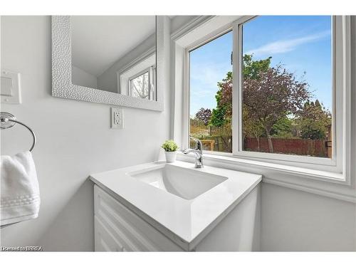 321 Sheridan Street, Brantford, ON - Indoor Photo Showing Bathroom