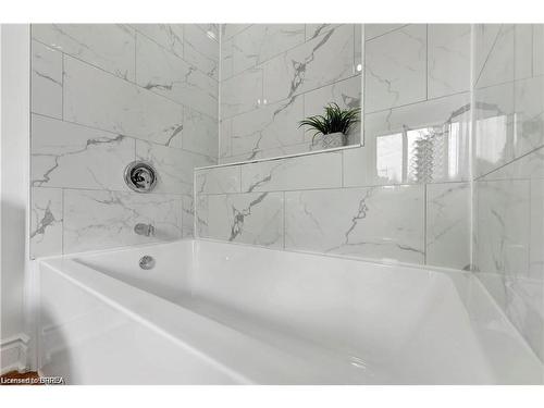 321 Sheridan Street, Brantford, ON - Indoor Photo Showing Bathroom