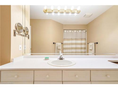4-10 Courtland Drive, Brantford, ON - Indoor Photo Showing Bathroom