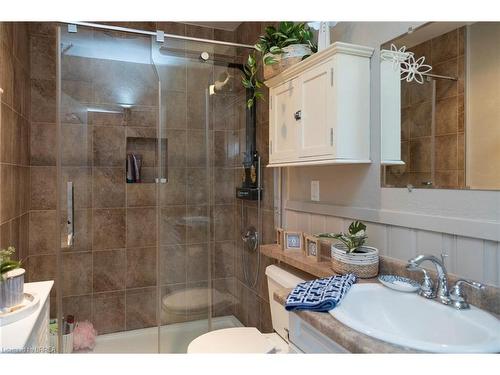 15 Lyndhurst Street, Brantford, ON - Indoor Photo Showing Bathroom