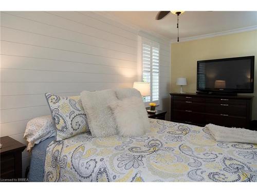 15 Lyndhurst Street, Brantford, ON - Indoor Photo Showing Bedroom