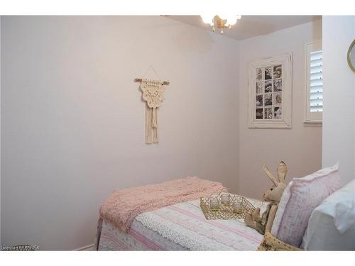 15 Lyndhurst Street, Brantford, ON - Indoor Photo Showing Bedroom
