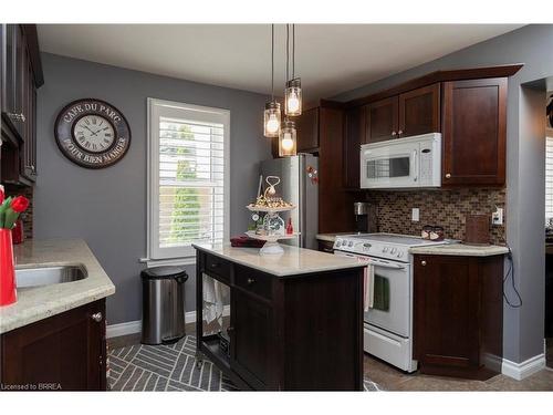 15 Lyndhurst Street, Brantford, ON - Indoor Photo Showing Kitchen