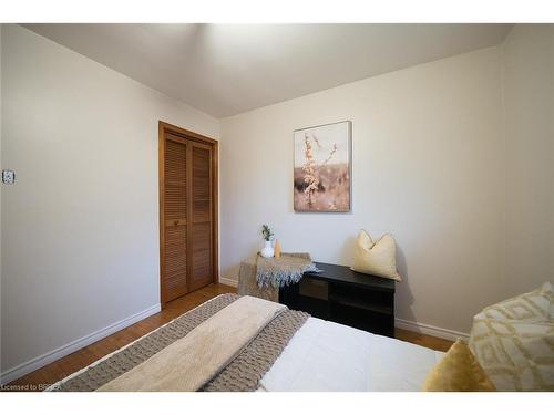 98 Ferguson Avenue N, Hamilton, ON - Indoor Photo Showing Bedroom