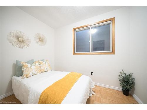 98 Ferguson Avenue N, Hamilton, ON - Indoor Photo Showing Bedroom