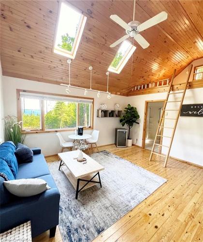 30 Elgin Street, Tobermory, ON - Indoor Photo Showing Living Room