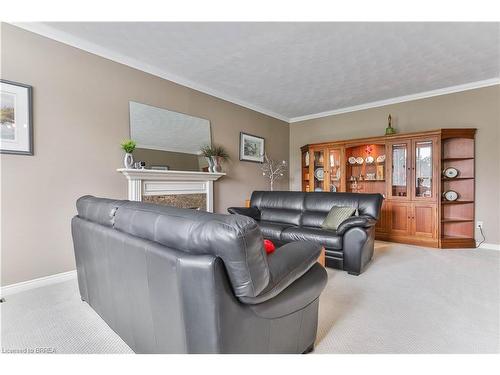 59 Highland Drive, Brantford, ON - Indoor Photo Showing Living Room