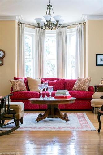 232 Grand River Street N, Paris, ON - Indoor Photo Showing Living Room